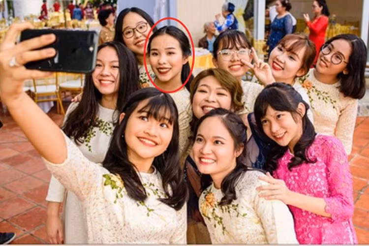 Mới đây rộ lên thông tin Công Phượng sang quyền quản lý công ty riêng của mình cho vợ. Đây là đơn vị phụ trách quản lý hình ảnh, truyền thông và thương mại cho cá nhân cầu thủ Nguyễn Công Phượng.