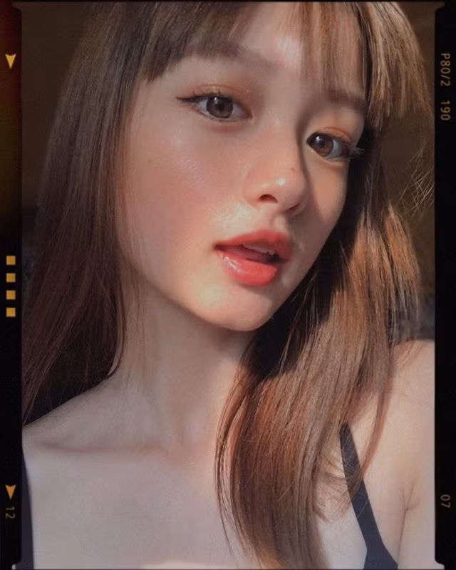 Nhiều người lầm tưởng Susan là con lai nhưng thực tế thì không phải vậy. Cô nàng sinh ra ở Thượng Hải, Trung Quốc và hiện đang ở Mỹ học tập.