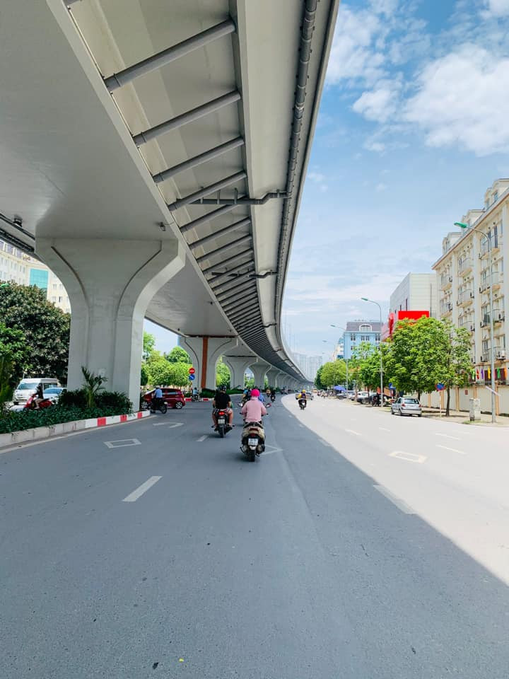 Sau khi chính thức bước vào mùa hè, phần được râm mát được tạo ra từ các công trình đường sắt trên cao, dân tình tranh thủ tận hưởng.