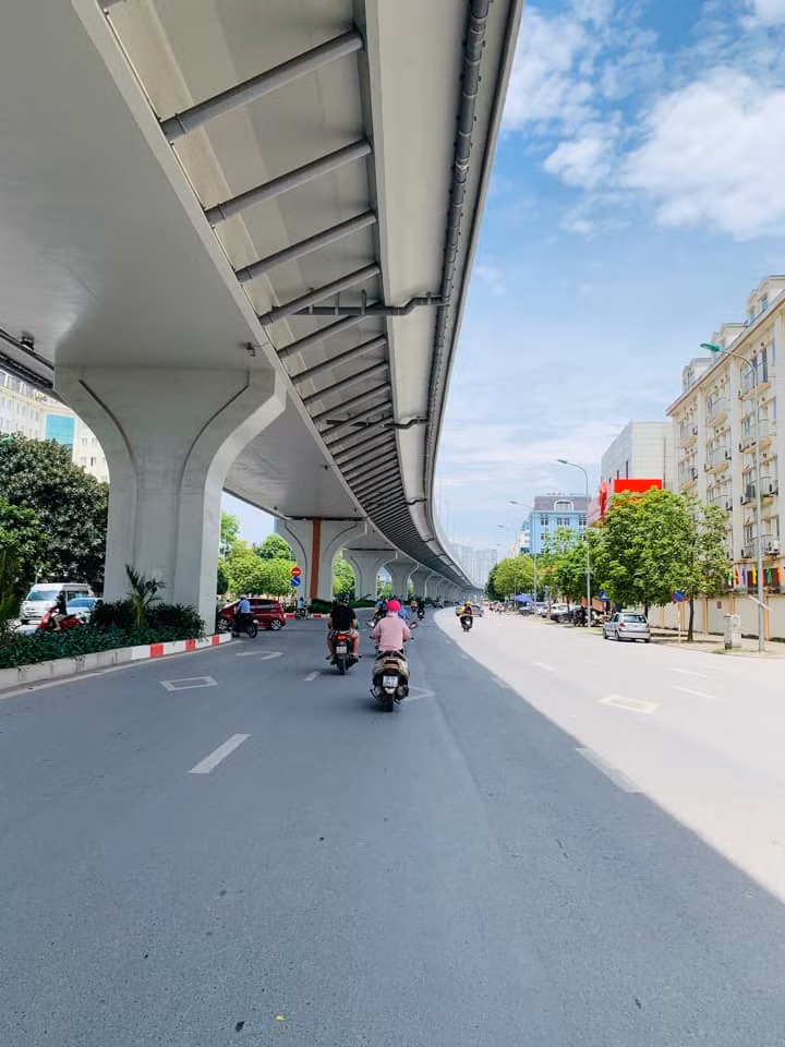 Sau khi chính thức bước vào mùa hè, phần được râm mát được tạo ra từ các công trình đường sắt trên cao, dân tình tranh thủ tận hưởng.