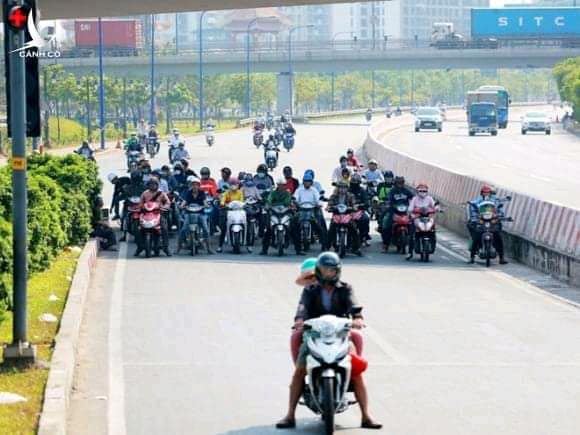 Việc đứng bóng râm chờ để vượt qua những nút giao thông không còn là điều xa lạ.