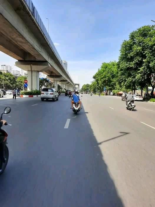 Tại các 2 thành phố lớn như Hà Nội hay TP HCM, ngoài những cây xanh có thể tạo ra bóng mát thì khi đường sắt trên cao xuất hiện tạo thành một khoảng "thiên đàng" giữa thời tiết nắng nóng bên cạnh phần đường "địa ngục".