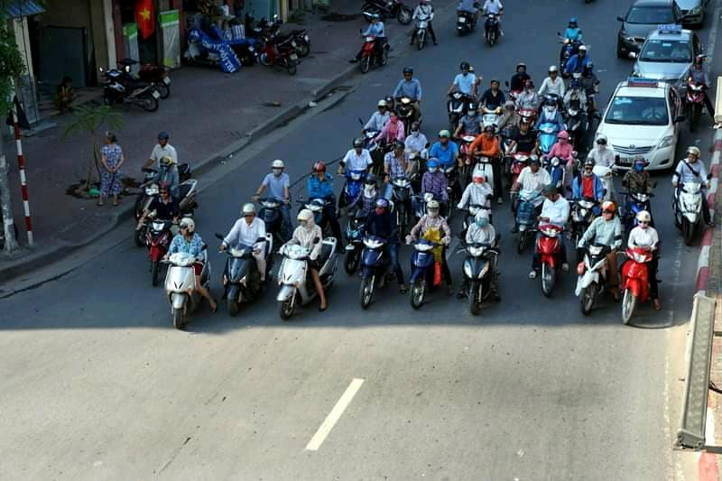 Trải nhưng giây phút bỏng rát với mặt đường nóng hầm hập thì việc dừng đèn đỏ ở những nơi có bóng mát là điều nhiều người lựa chọn.