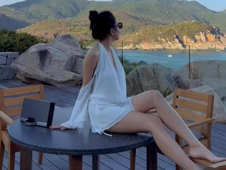 Điểm nhấn trong những bức ảnh mới của nàng hot girl Thanh Hóa chính là chiếc áo bơi ánh nhũ bạc vô cùng bắt mắt.