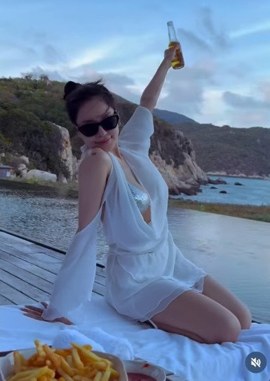 Bên cạnh đó, Trâm Anh còn yêu thích phong cách tối giản như áo thun, phối cùng chân váy. Từ khi công khai có người yêu, cô hướng đến hình ảnh nữ tính, trưởng thành.