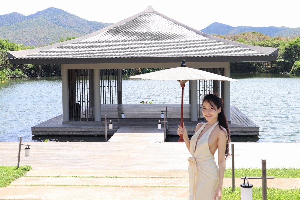 Có thể thấy đây là outfit gợi cảm song cách Trâm Anh chụp hình tạo dáng lại rất tinh tế. Qua bức ảnh này có thể thấy, vóc dáng của người đẹp Thanh Hóa ngày càng hoàn thiện và cuốn hút.