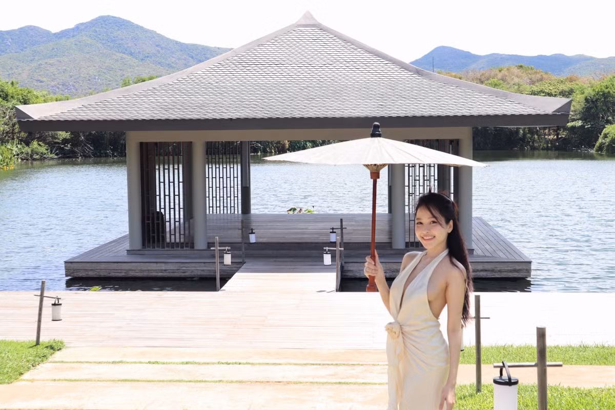 Có thể thấy đây là outfit gợi cảm song cách Trâm Anh chụp hình tạo dáng lại rất tinh tế. Qua bức ảnh này có thể thấy, vóc dáng của người đẹp Thanh Hóa ngày càng hoàn thiện và cuốn hút.