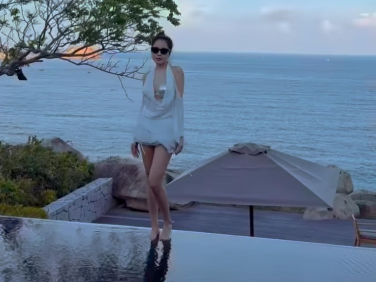 Một vài năm trở lại đây, Trâm Anh có nhiều sự thay đổi trong phong cách ăn mặc. Vẫn chuộng style gợi cảm nhưng cô nàng diện những bộ đồ cắt xẻ có chừng mực.