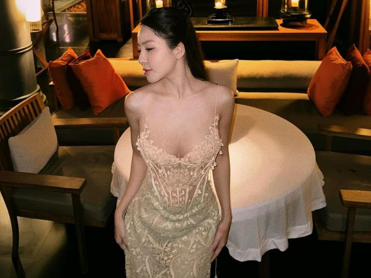 Trang phục hot girl Trâm Anh chọn đều có kiểu dáng basic, tối giản.