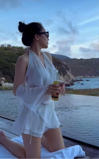 Đối với các thiết kế mặc đi biển, người đẹp sinh năm 1996 chuộng váy cổ yếm, hở lưng trần. Ngoài ra không thể thiếu là những bộ bikini cut out, xẻ hông.