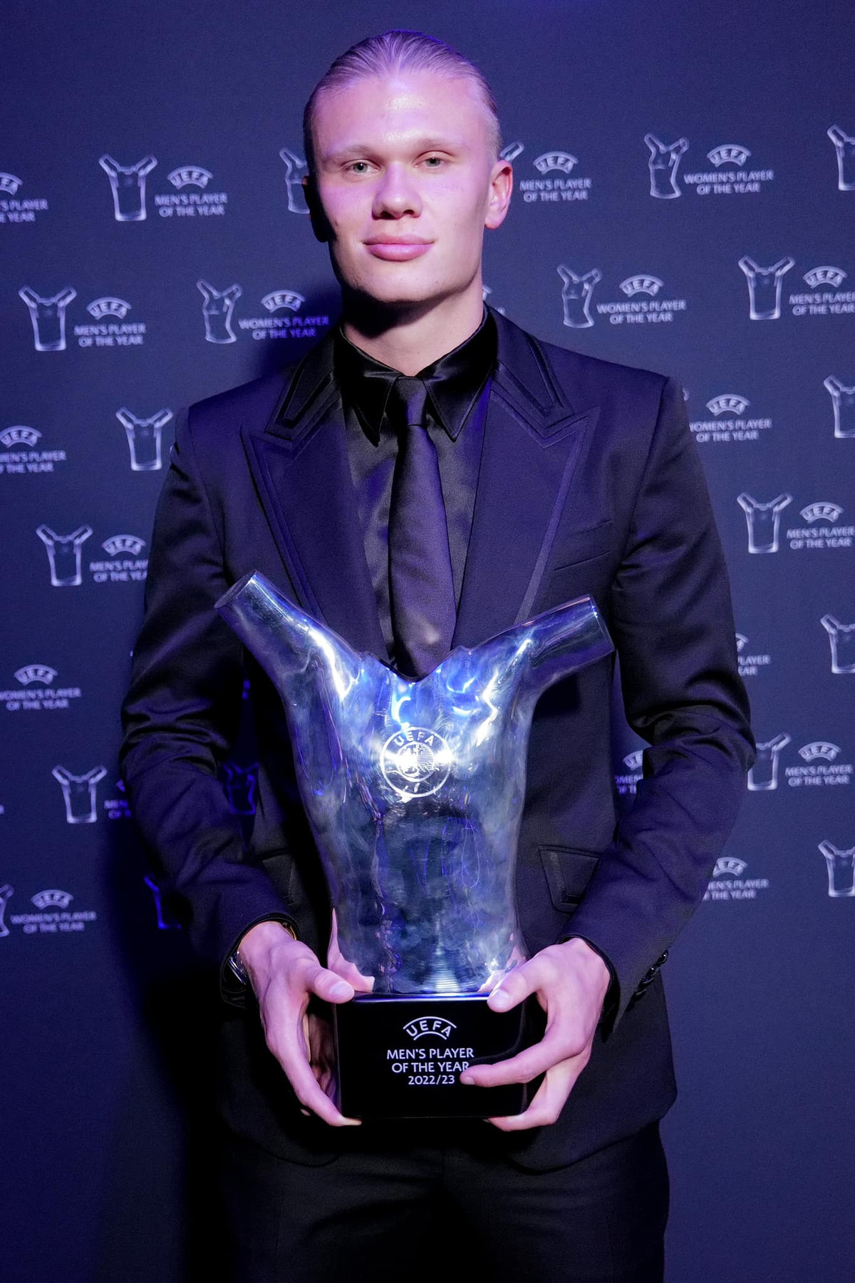 "Haaland gặp vấn đề ở xương bàn chân. Cậu ấy không thể xỏ giày ra sân. Tôi không biết cậu ấy sẽ vắng mặt trong bao lâu", chiến lược gia Pep Guardiola chia sẻ.