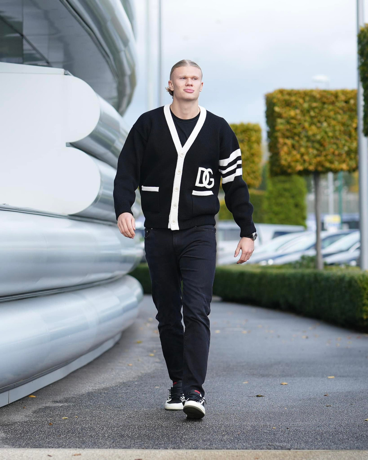 Ngôi sao người Na Uy hóa thân thành ông già Noel với một tay cầm chiếc cúp Champions League, tay còn lại là quả bóng của giải đấu.