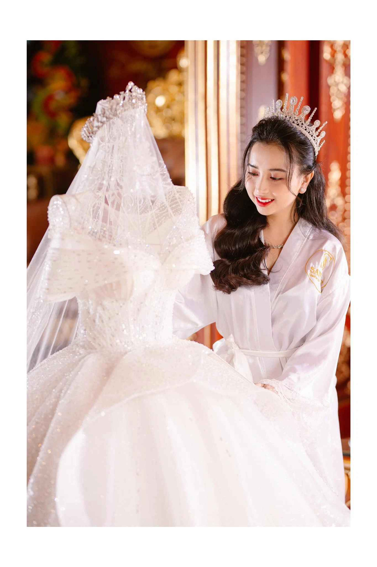 Khi đứng cạnh chú rể của mình, Tú Trinh trông như 1 cô bé hạt tiêu đầy đáng yêu.