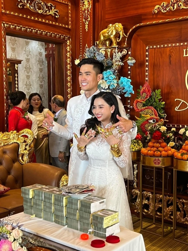 Cô dâu Sóc Trăng trong câu chuyện chính là Phạm Tú Trinh SN 2000 và cũng là chủ nhân của hồi môn khủng thời gian gần đây khiến netizen đứng ngồi không yên.