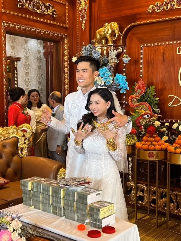 Cô dâu Sóc Trăng trong câu chuyện chính là Phạm Tú Trinh SN 2000 và cũng là chủ nhân của hồi môn khủng thời gian gần đây khiến netizen đứng ngồi không yên.