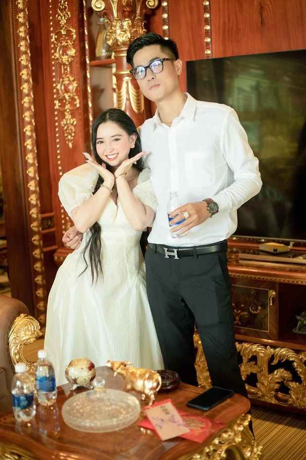 Trên trang cá nhân, Tú Trinh và chồng thường chia sẻ khoảnh khắc hạnh phúc bên nhau khiến dân tình không khỏi ghen tị.