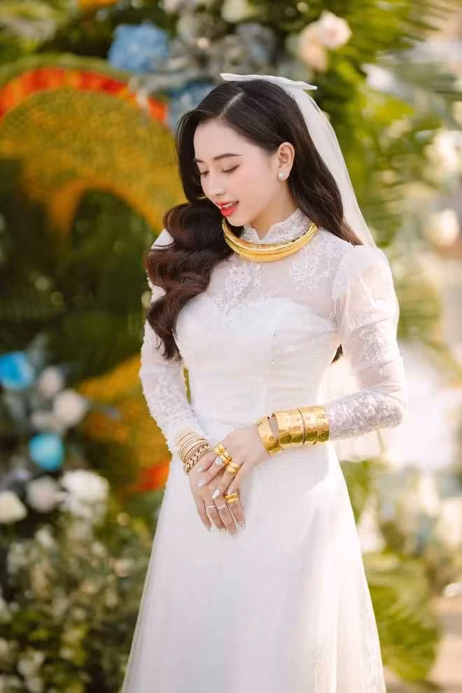 Cô dâu Sóc Trăng Tú Trinh ngoài đời có dáng người nhỏ nhắn và gương mặt đúng chuẩn baby.