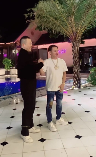 Việc "ông vua kim hoàn" trở về nước lần này thu hút sự chú ý của không ít độc giả trên mạng xã hội. Chưa dừng lại ở đó, Johnny đặng còn gây tò mò khi xuất hiện tại biệt thự của “ông bầu” Vũ Khắc Tiệp.