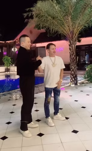 Việc "ông vua kim hoàn" trở về nước lần này thu hút sự chú ý của không ít độc giả trên mạng xã hội. Chưa dừng lại ở đó, Johnny đặng còn gây tò mò khi xuất hiện tại biệt thự của “ông bầu” Vũ Khắc Tiệp.