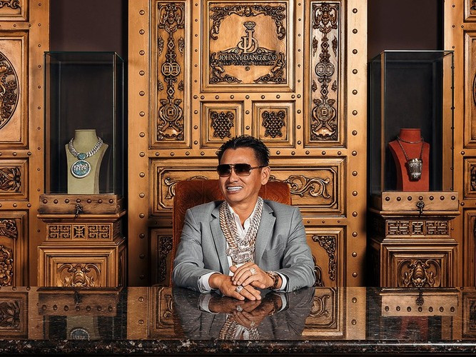 Được bạn bè đón tiếp nồng nhiệt tại Việt Nam, Johnny Đặng cũng đã có những bộc bạch khi đứng trước nhiều người: “Sau 7 năm mình mới quay lại Sài Gòn. Ngày đầu tiên vừa về đến Sài Gòn thì mình rất hạnh khi được Tiệp mời đến nhà ăn buổi cơm tối. Mình coi rất nhiều video nhà cửa trên kênh của Tiệp nhưng khi chính mắt nhìn thấy ngôi nhà này thì mình thấy rất tuyệt vời”.