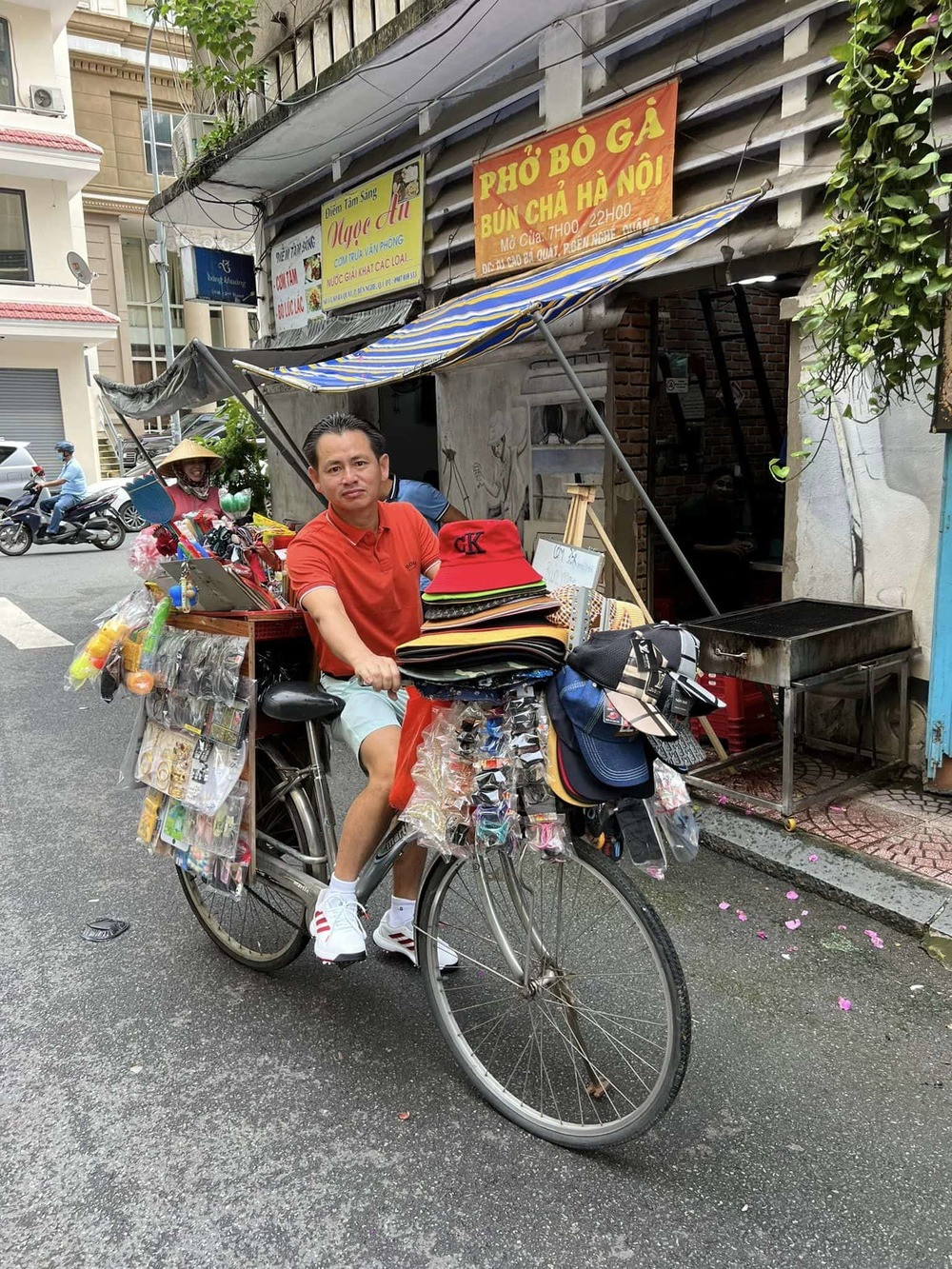 Trái với suy nghĩ của nhiều người về một đại gia kim hoàn sang chảnh, lạnh lùng, Johnny Đặng lại cho thấy một khía cạnh thân thiện và có phần đáng yêu của mình khi về Việt Nam.