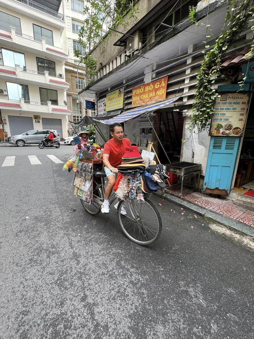 Sau khi thưởng thức xong món ăn yêu thích, Johnny Đặng còn tranh thủ tạo dáng, làm vài kiểu ảnh với chiếc xe đạp bán hàng rong mượn được.