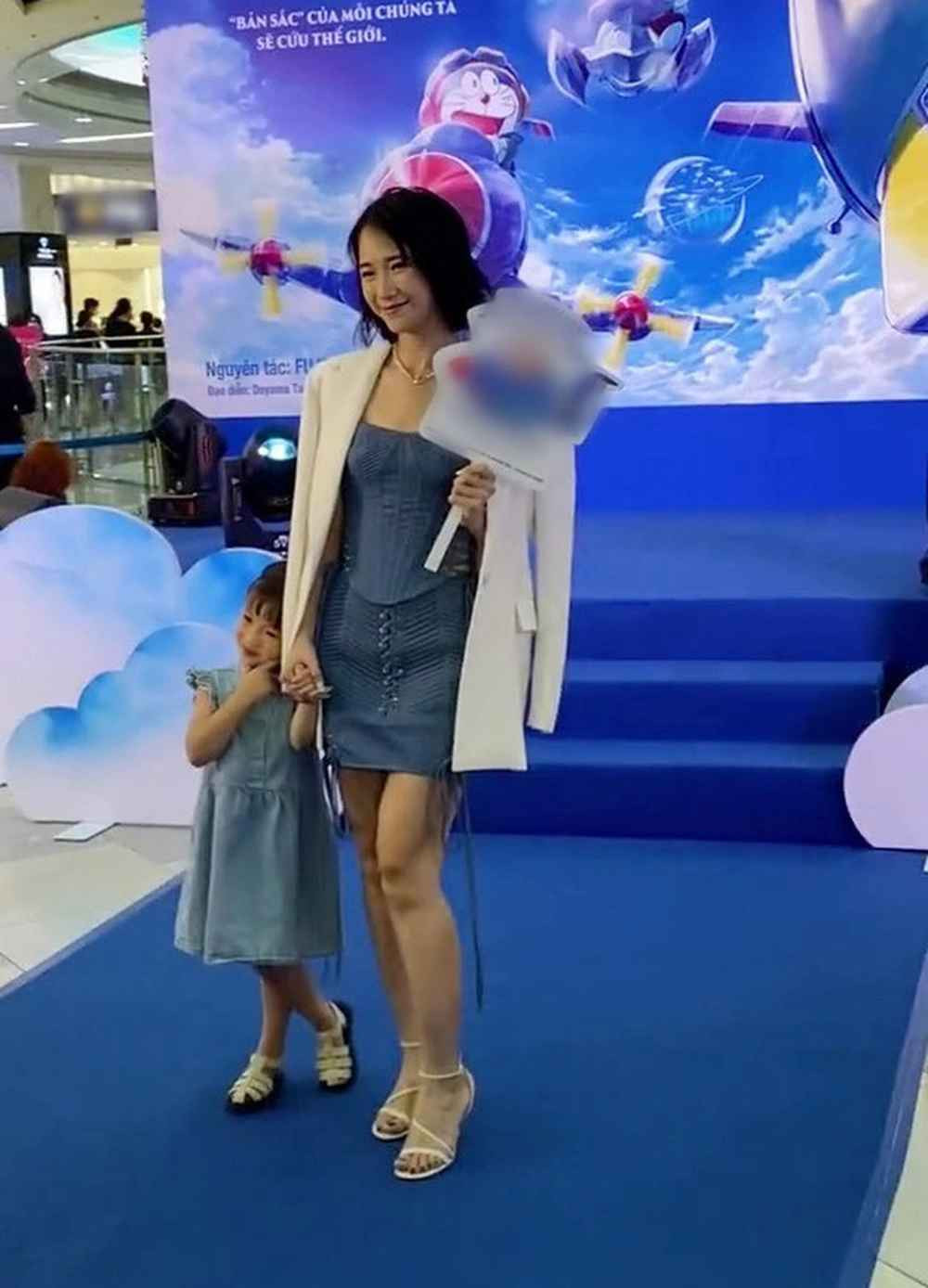 Mới đây, bà xã giám khảo Rap Việt mùa 3 tiếp tục chứng minh phong độ nhan sắc khi vô tình lọt vào camera thường tại sự kiện.