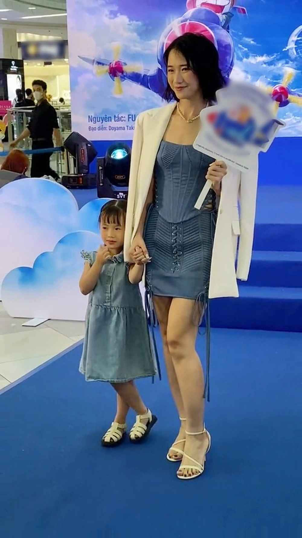 Trong khoảnh khắc này, Trâm Anh đang cùng con gái - bé Cici Anh Chi chụp ảnh check-in. Dù không phải góc quay trực diện và chất lượng ánh sáng không tốt nhưng cô vẫn nhận về nhiều lời khen từ cư dân mạng.