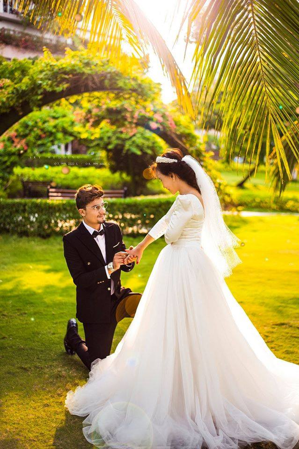 Có lẽ vì không muốn giống như cặp Thu Sao - Hoa Cương, chồng Tây cấm cô dâu 65 tuổi đăng ảnh, chặn hết Facebook.