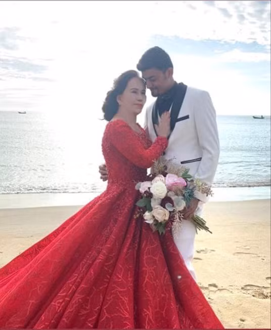 Tôi ở nhà không chơi facebook cũng chán. Những thứ tôi mới đăng tải trên trang cá nhân đều là clip cũ. Tôi tạo face mới mà thấy nhiều người giả mạo facebook tên tôi quá trời". Cô dâu 65 tuổi cho biết thêm.