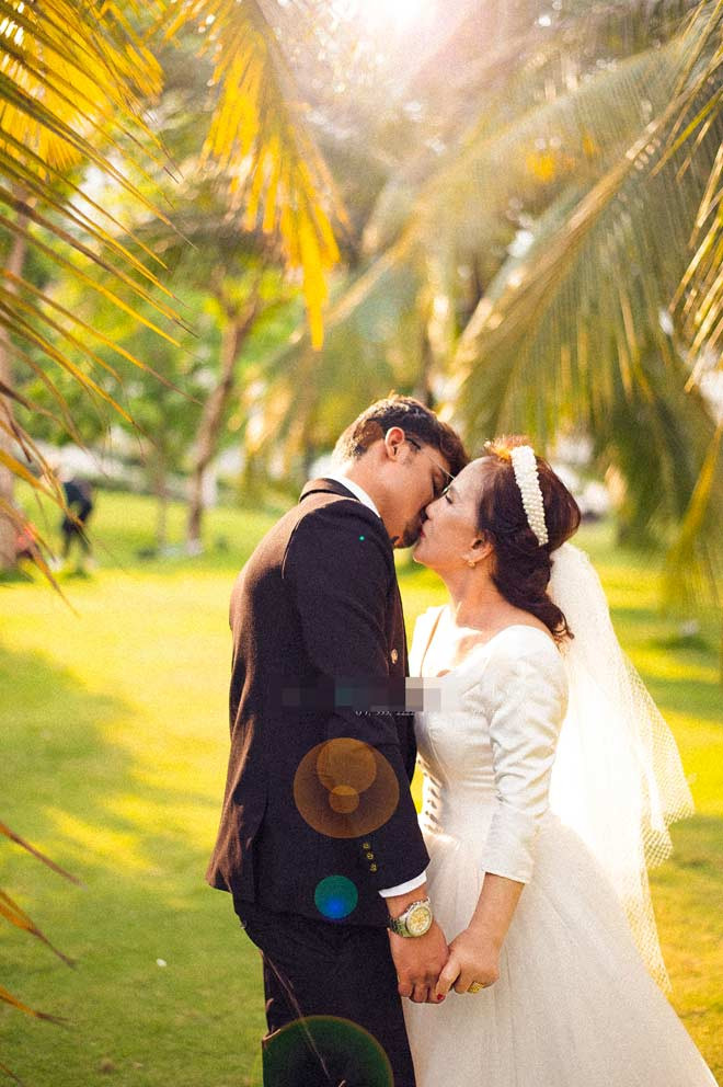 Gần đây, dân tình nghi ngờ loạt biểu hiện có phần khác lạ của Joni - chồng Tây của cô dâu 65 tuổi Đồng Nai khi cặp đôi này trở nên im hơi lặng tiếng trên trang cá nhân.