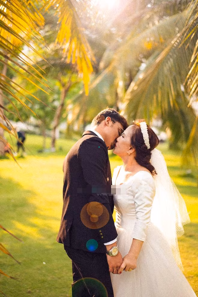 Gần đây, dân tình nghi ngờ loạt biểu hiện có phần khác lạ của Joni - chồng Tây của cô dâu 65 tuổi Đồng Nai khi cặp đôi này trở nên im hơi lặng tiếng trên trang cá nhân.