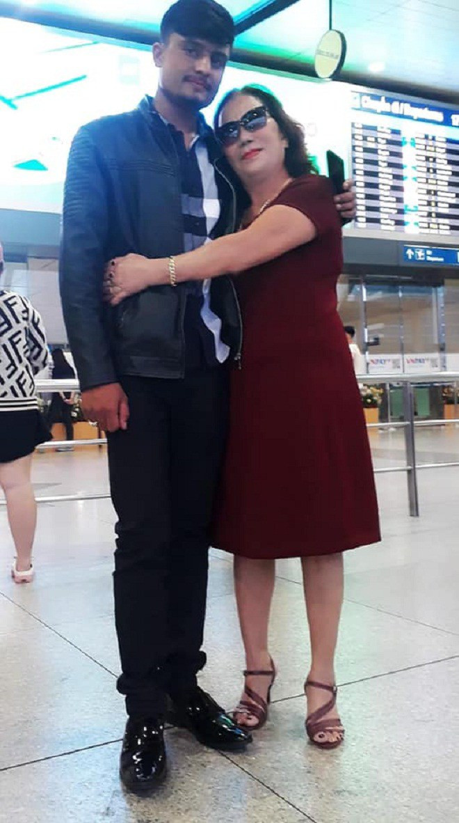 Cụ thể, người phụ nữ 65 tuổi ở Đồng Nai cho hay: "Facebook cũ của tôi đã bị kẻ xấu hack, không hiểu sao vợ chồng tôi muốn sống yên ổn cũng chẳng được. Joni đã cấm tôi không được đăng tải bất cứ thứ gì lên mạng xã hội nữa, bởi đăng ảnh hay video mặn nồng người ta cũng chỉ trích, cũng "ném đá" được...