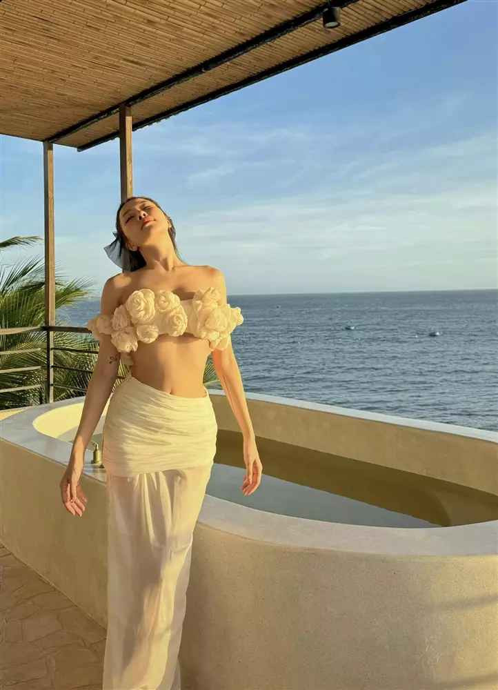 Tại đây, hot girl sinh năm 1996 cũng tiết lộ bí quyết dáng xinh là nhờ chăm chỉ tập luyện.