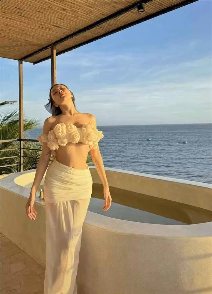 Tại đây, hot girl sinh năm 1996 cũng tiết lộ bí quyết dáng xinh là nhờ chăm chỉ tập luyện.