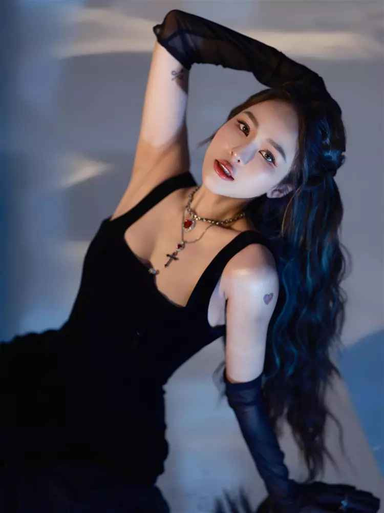 Hot girl Trâm Anh có lẽ không còn là cái tên xa lạ với NHM Việt Nam. Nàng hot girl sinh năm 1996, quê Thanh Hóa sở hữu nhan sắc xinh đẹp cùng gương mặt ưa nhìn và được xem là một trong những gái xinh đình đám thời gian trước.