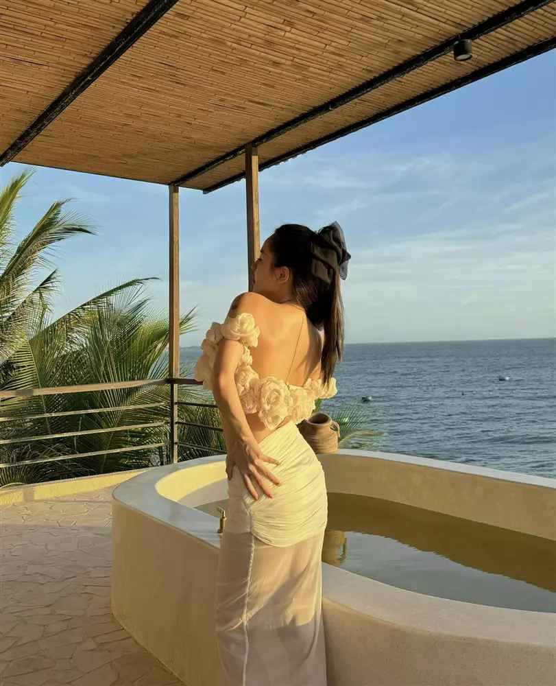 Thiết kế bộ váy với phong cách thời trang gợi cảm, phô diễn vòng 1 lấp ló, hờ hững nhưng không kém phần tinh tế. Đây không phải là lần đầu tiên cô khiến công chúng phải xôn xao về vẻ đẹp hình thể của mình.