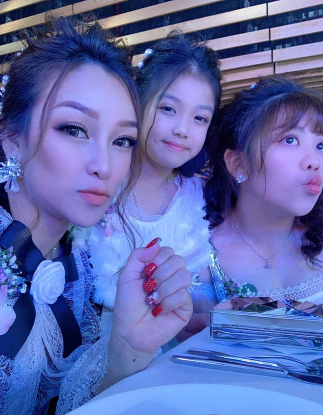 Theo tìm hiểu, đại gia Minh Nhựa kết hôn cùng vợ đầu Phương Thúy vào năm 2002, có chung với nhau 3 cô công chúa là Joyce Phạm, Susie và Suri.