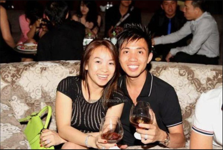 Cuối tháng 2/2021, thông tin đại gia Minh Nhựa đệ đơn ly hôn, yêu cầu toà tuyên bố "vợ mất tích" khiến netizen không khỏi xôn xao. Theo tìm hiểu, "bà cả" người thừa kế công ty nhựa Long Thành có tên Nguyễn Thị Phương Thuý.