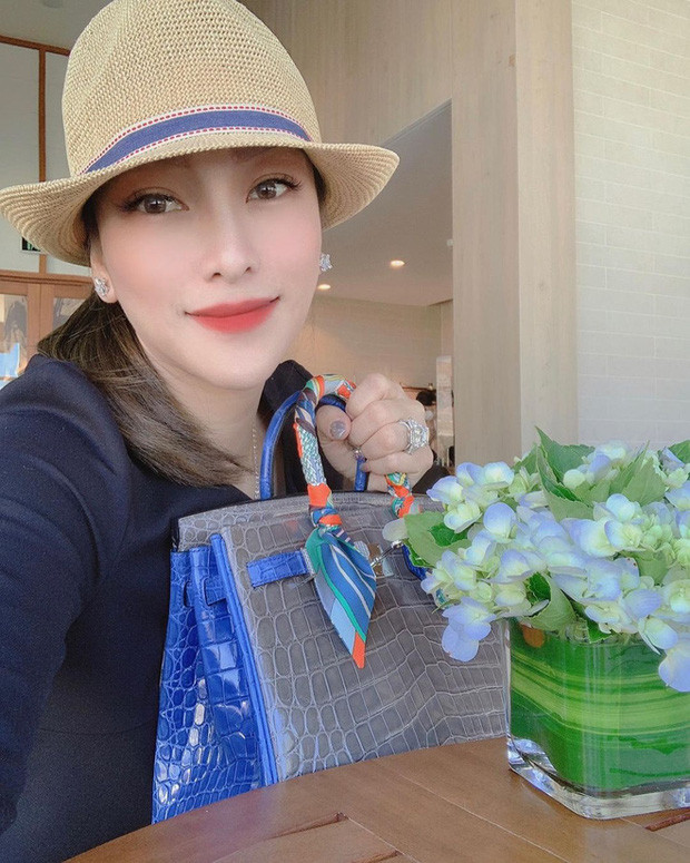 Sau những lùm xùm ly hôn, Minh Nhựa đã quay lại cuộc sống thường nhật bên cô vợ hai xinh đẹp và liên tục chia sẻ những khoảnh khắc ngọt ngào lên trang cá nhân. Còn "bà cả" Phương Thúy vẫn tiếp tục kín tiếng về cuộc sống riêng tư, không thường chia sẻ trên mạng xã hội.