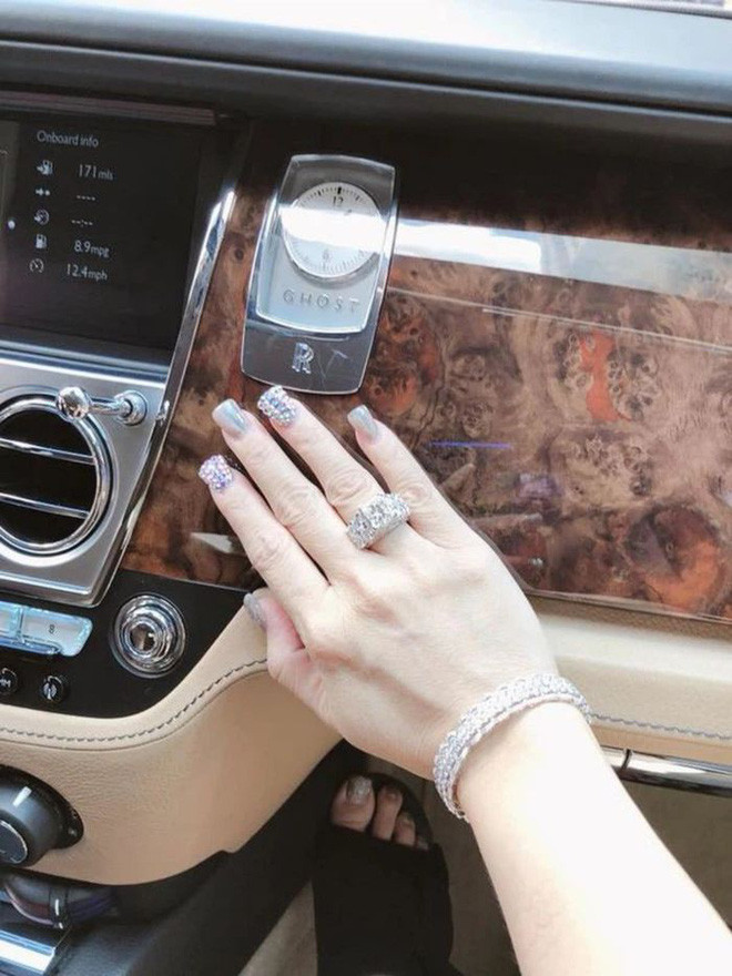 Cuộc sống của vợ cả Minh Nhựa chẳng kém cạnh vị đại gia này bởi những gì cô khoe toàn siêu xe và kim cương, hột xoàn.