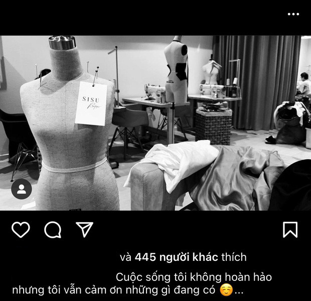 Tuy nhiên, mới đây vợ cả Minh Nhựa đã đăng tải dòng trạng thái khiến nhiều người chú ý. Cụ thể, mẹ đẻ của rich kid Joyce Phạm đăng một tấm ảnh đen trắng, kèm dòng caption: "Cuộc sống tôi không hoàn hảo nhưng tôi vẫn cảm ơn những gì đang có…".