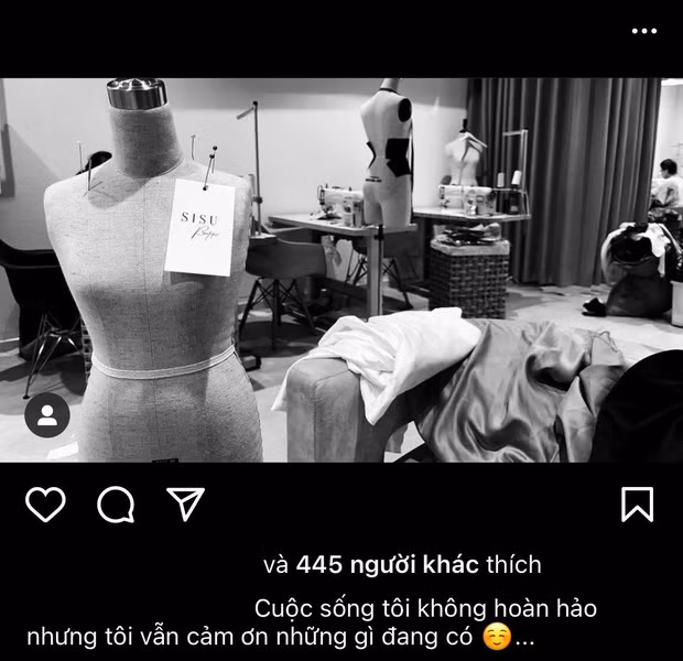 Tuy nhiên, mới đây vợ cả Minh Nhựa đã đăng tải dòng trạng thái khiến nhiều người chú ý. Cụ thể, mẹ đẻ của rich kid Joyce Phạm đăng một tấm ảnh đen trắng, kèm dòng caption: "Cuộc sống tôi không hoàn hảo nhưng tôi vẫn cảm ơn những gì đang có…".