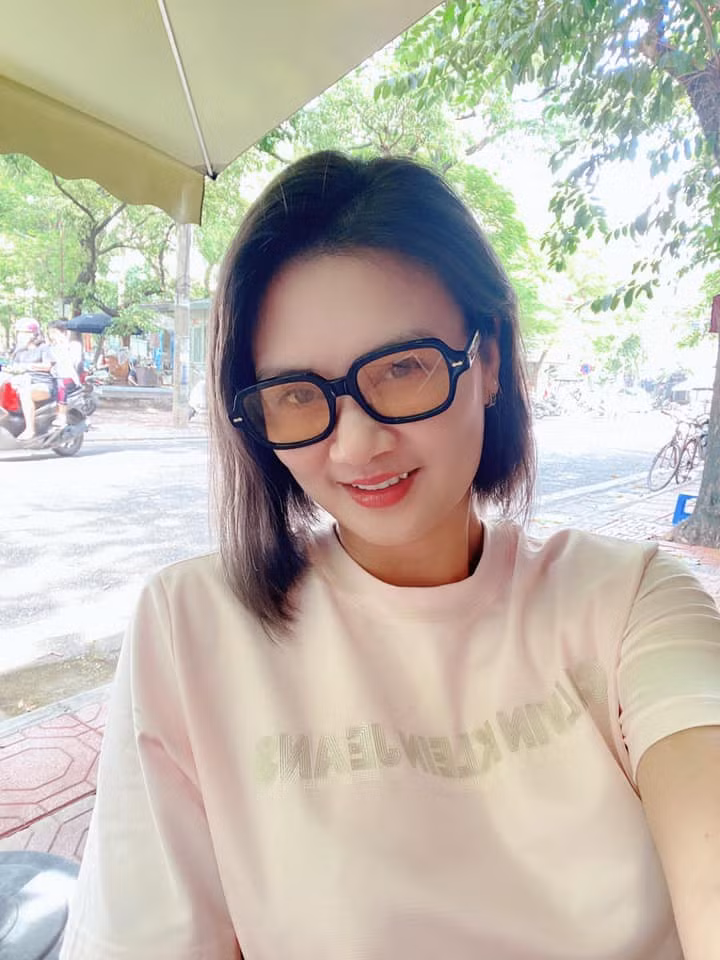 Sau khi giải nghệ sự nghiệp thi đấu, Kim Huệ chuyển sang công tác huấn luyện tại CLB Ngân hàng Công thương