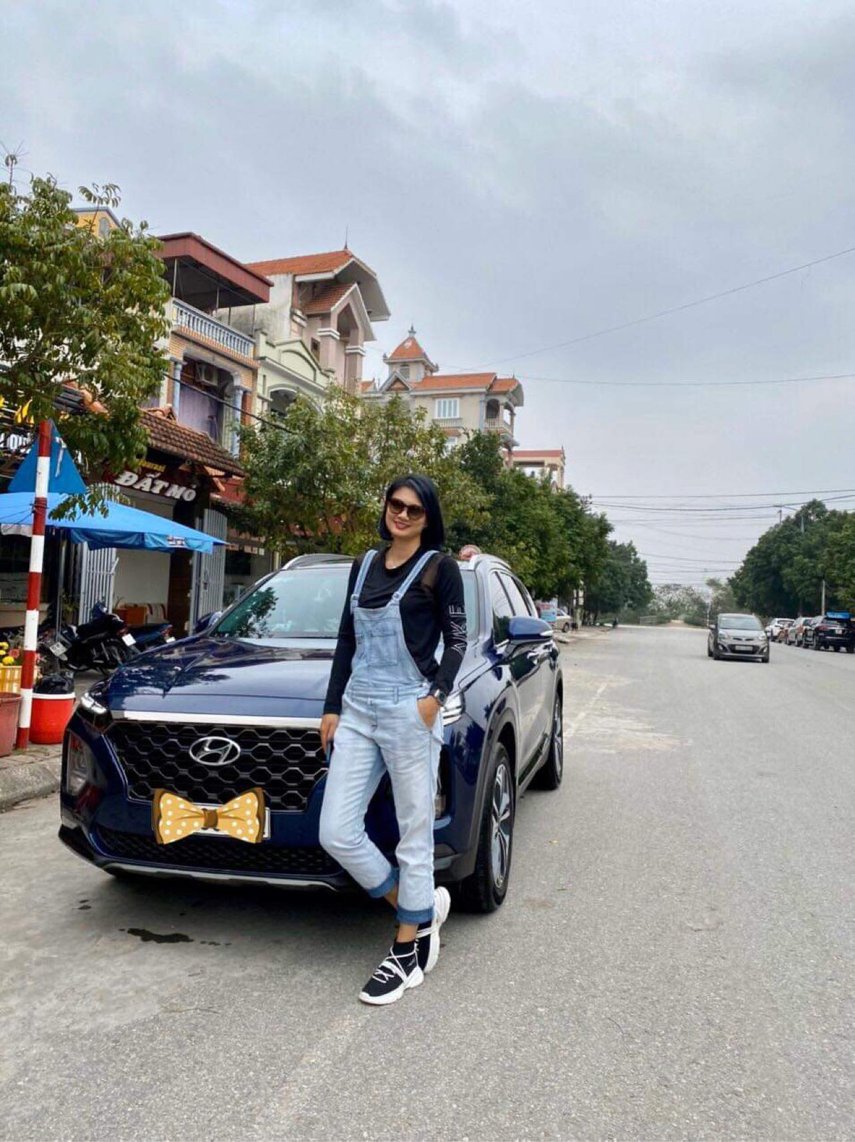 Kim Huệ khá đa dạng trong các style khác nhau, từ nữ tính cho đến cá tính, từ quyến rũ cho đến dịu dàng... Nhưng có thể thấy, item áo phông, áo 2 dây mix cùng quần jeans, giày thể thao được người đẹp này ưu ái hơn cả. Bởi trên hết, nó mang lại cho người mặc sự thoải mái, tiện lợi nhưng cũng không kém phần thời thượng.