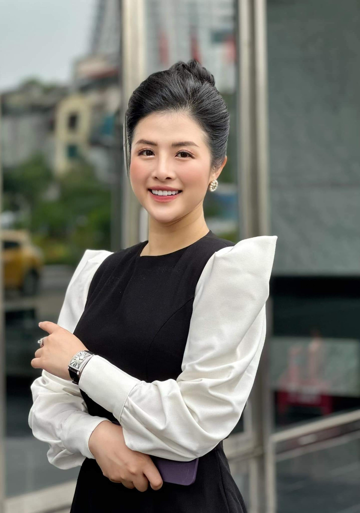 Nhờ tài dẫn song ngữ nên tên tuổi của Hải Vân luôn được ưu tiên lựa chọn trong các sự kiện, nhiều nhãn hàng cũng thường xuyên mời cô hợp tác, mang về thu nhập tay trái khá cao.