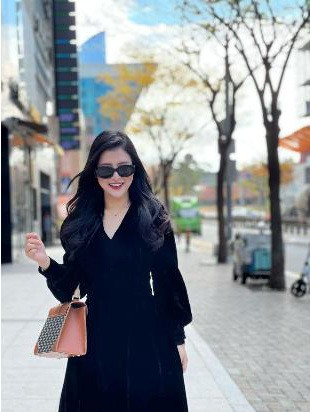 Hải Vân sở hữu 2 tấm bằng đại học, một là Cử nhân Đại học Ngoại ngữ - Đại học Quốc gia Hà Nội và hai là Cử nhân Báo chí của Đại học Khoa học xã hội nhân văn. ‏