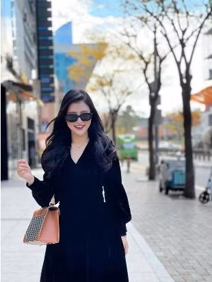 Hải Vân sở hữu 2 tấm bằng đại học, một là Cử nhân Đại học Ngoại ngữ - Đại học Quốc gia Hà Nội và hai là Cử nhân Báo chí của Đại học Khoa học xã hội nhân văn. ‏