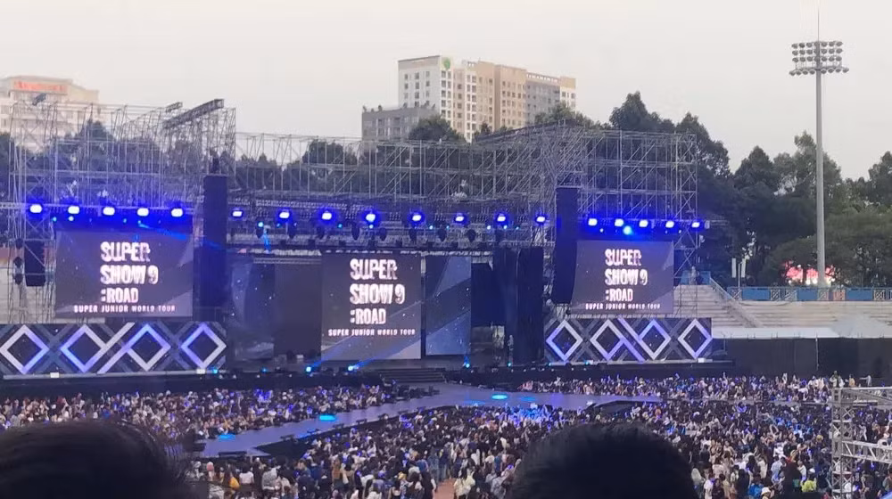 Không chỉ cô gái này, ở đêm diễn của Super Junior tại Việt Nam cũng có một cô gái khác chơi lớn mặc váy cưới, đi xe mui trần đến theo dõi khiến khán giả xuýt xoa. Thậm chí nhiều người còn phong cho cô gái này biệt danh “phú bà đi đu idol”. Hình ảnh hai fan girl này khiến khán giả nhớ tới câu nói huyền thoại "khi váy cưới em chạm đất, trở thành cô dâu của người khác, anh vẫn là tín ngưỡng đẹp nhất trong lòng em".