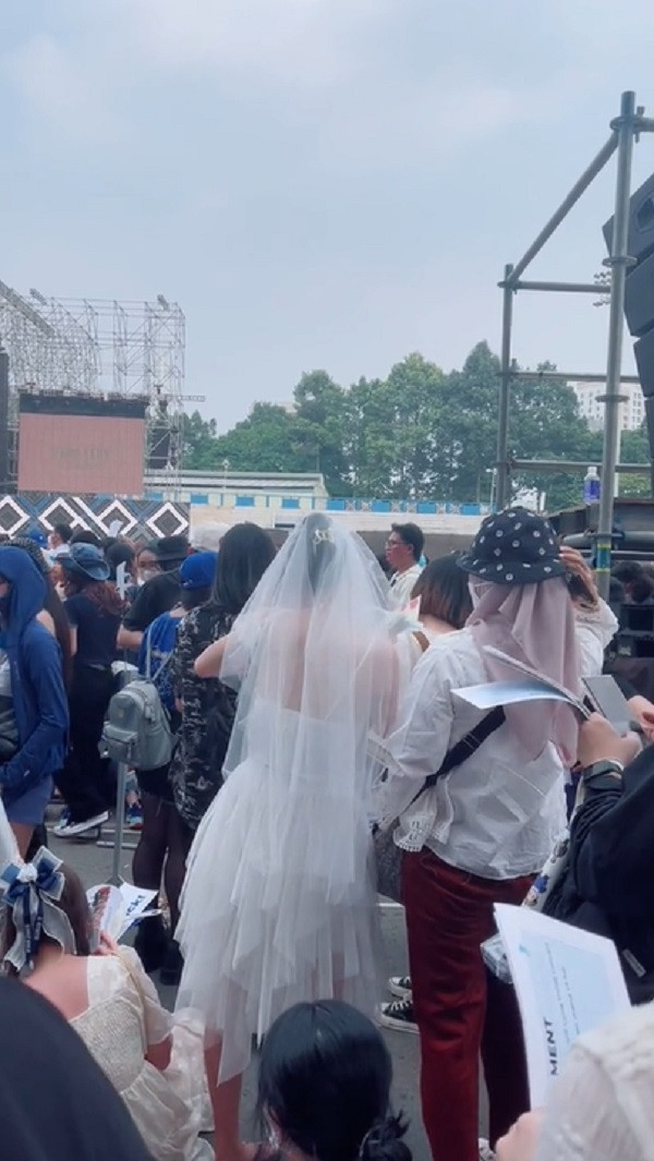 Tuy nhiên, thay vì đi giày cao gót cô nàng chọn đi một đôi dép tông. Có lẽ đây là thứ phù hợp nhất để “quẩy” khi thần tượng biểu diễn.